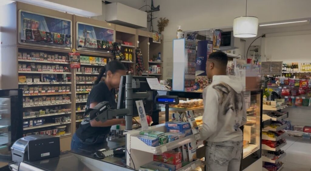 thumbnail img 0233 caissier